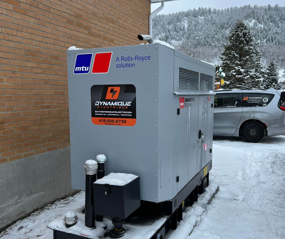 Photo d'une génératrice à l'extérieur d'un bâtiment avec un autocollant de Dynamique Électrique