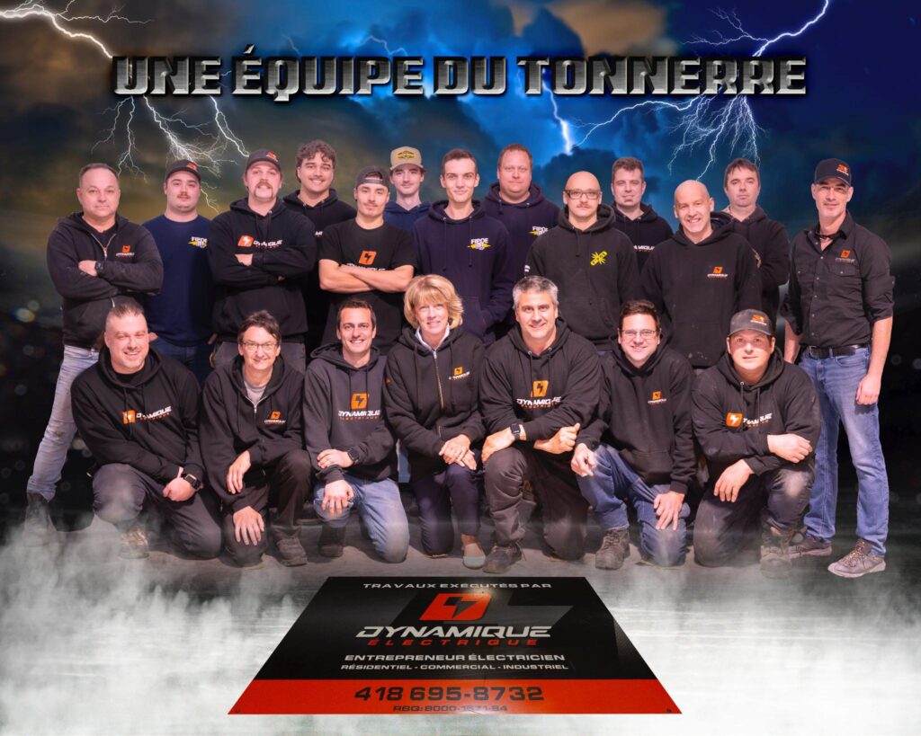Photo d'équipe de l'entreprise Dynamique Électrique sous l'écriture "une équipe du tonnerre" superposée sur des éclairs.