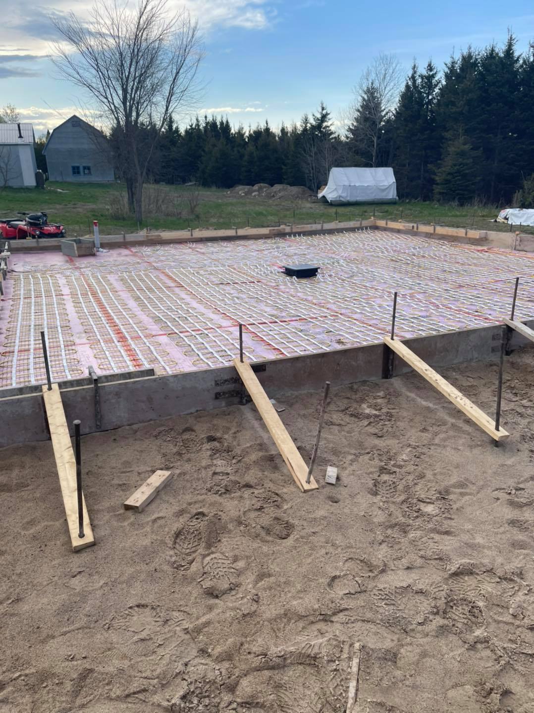 Installation d'un plancher chauffant en début de construction d'un bâtiment.